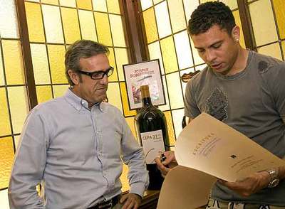 Ronaldo estudia la escritura ante el bodeguero José Moro.