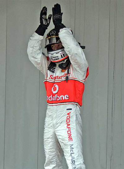 Fernando Alonso aplaude al público.