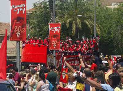 Los jugadores del Murcia, en el autobús en el que ayer celebraron el ascenso por las calles de la ciudad.