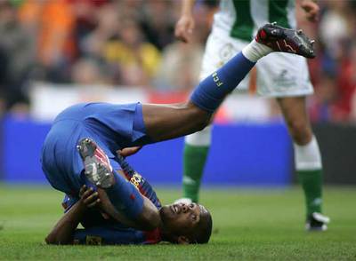 Eto'o rueda sobre el césped.