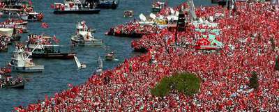 Cientos de miles de turcos se manifiestan ayer en Izmir a favor de una Turquía laica.