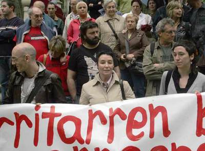 La dirigente de Batasuna Jone Goirizelaia (centro), en una marcha contra la anulación de las listas de ANV.
