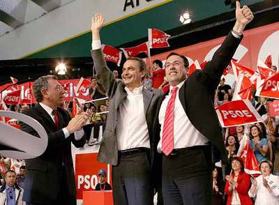 José Luis Rodríguez Zapatero, con los candidatos Francisco Martínez Aldama (derecha) y Tomás Santos.