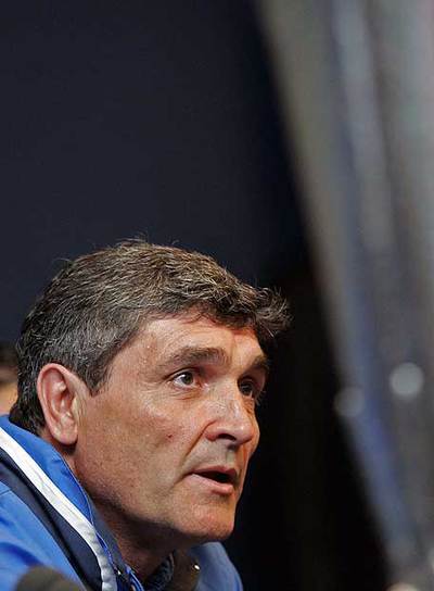 Juande Ramos, durante la rueda de prensa de ayer, ante el trofeo en disputa.