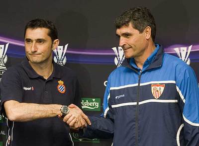 Ernesto Valverde, a la izquierda, se da la mano con Juande Ramos.