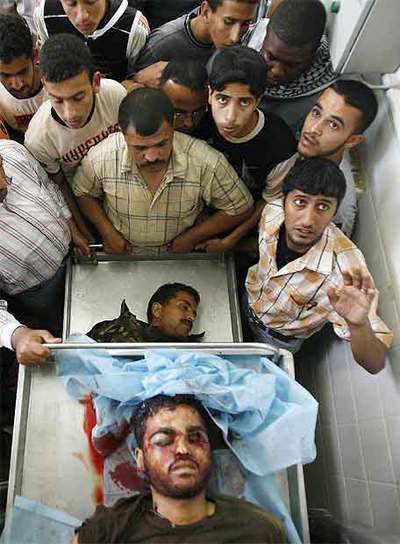 Los cadáveres de dos milicianos de Al Fatah, en la morgue de Gaza.