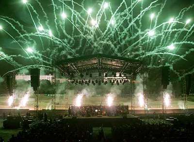 Vista de los fuegos artificiales sobre el río Manzanares.