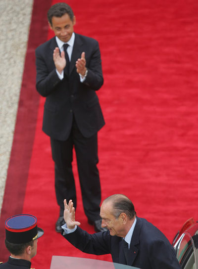 Sarkozy despide a Jacques Chirac en el patio del palacio del Elíseo.