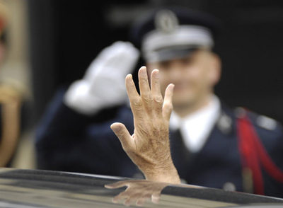 Jacques Chirac saluda desde el coche en el que abandona el palacio del Elíseo.