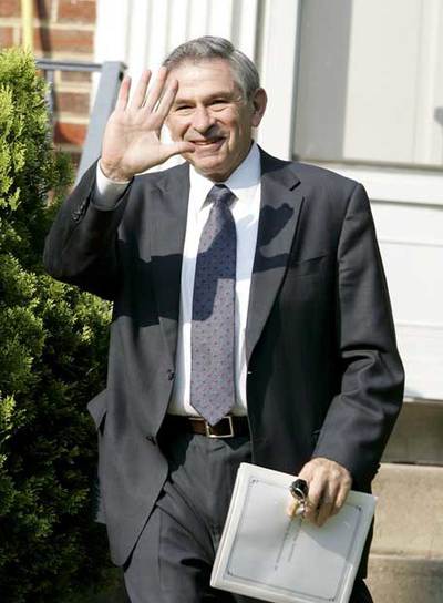 Wolfowitz saluda ayer a los periodistas al salir de su casa en Maryland.