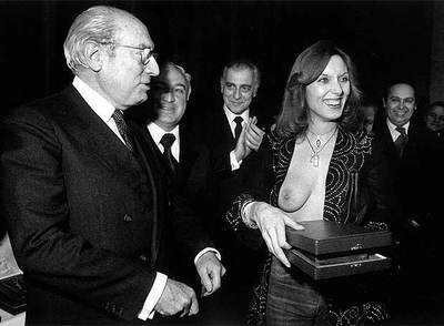 Enrique Tierno Galván y Susana Estrada, durante la entrega a la actriz de un premio del diario  Pueblo .