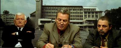 De izquierda a derecha, los actores Ion Sapdaru, Teo Corban y Mircea Andreescu, en  12:08 al este de Bucarest  , de Corneliu Porumboiu. 