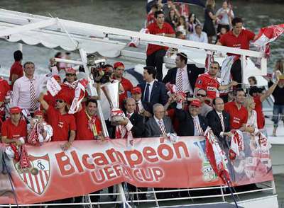 El Sevilla celebra la Copa de la UEFA en el Guadalquivir.