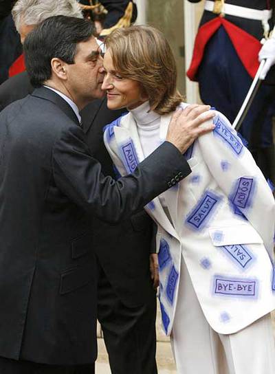Maire-Laure de Villepin, esposa del primer ministro saliente, saluda ayer a Fillon.