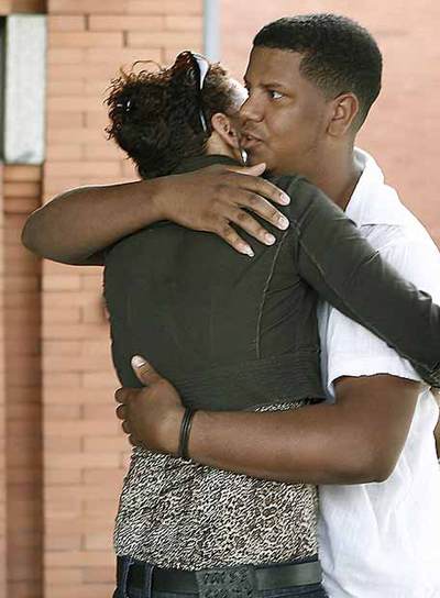 Familiares de uno de los fallecidos, en el tanatorio sur de Madrid.