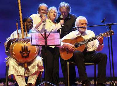 Aute, con Nino Galissa, Marina Rossell, Paco Ibáñez y Georges Moustaki, durante el concierto  Voces Solidarias con África,  el martes en Barcelona.