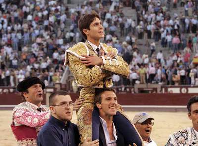 Sebastián Castella sale por la puerta grande de Las Ventas.