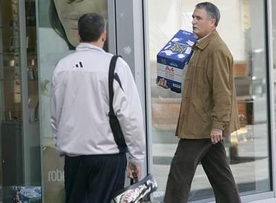 LA SALIDA DEL EX SENADOR.