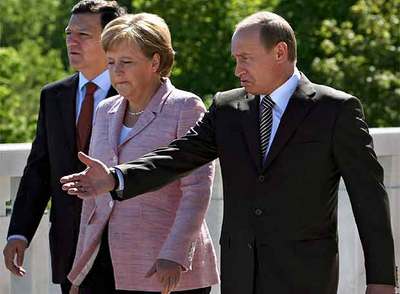 Vladímir Putin (derecha), Angela Merkel, y José Manuel Durão Barroso, ayer en Samararn (Rusia).