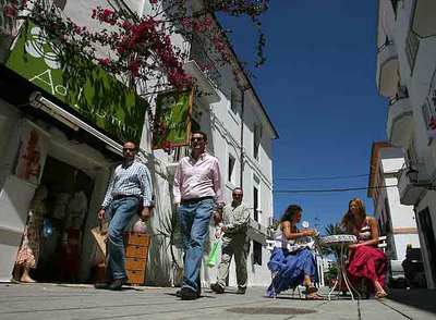 Escaparate de la  boutique  Ad Libitum y una terraza en la calle del Bisbe Cardona, en el barrio de La Marina de la capital de Ibiza.