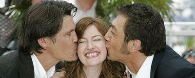 El norteamericano Josh Brolin y Javier Bardem besan en Cannes a la actriz Kelly MacDonald, su compañera de reparto en  No country for old men. 