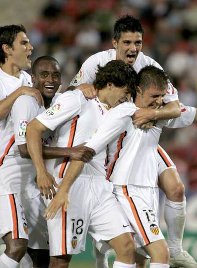 Gavilán, Miguel, Jorge López y Villa felicitan a Joaquín por su gol.