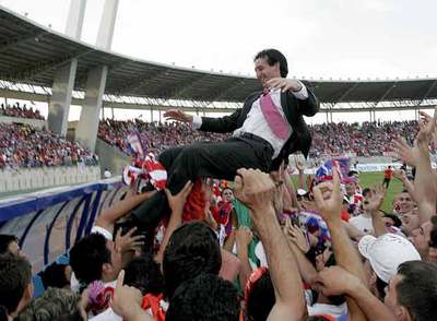 El entrenador del Almería, Unai Emery, es manteado por los aficionados.