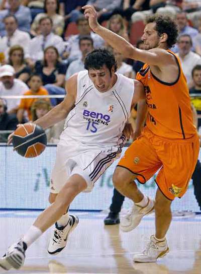 Mumbrú trata de superar a Avdalovic.