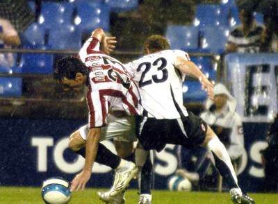 Aduriz y Sergio pujan por el balón.