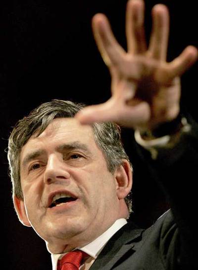 Gordon Brown se dirige a los seguidores laboristas en un mitin electoral.