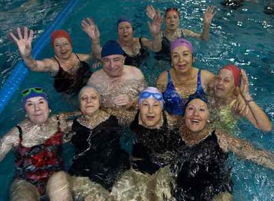 Mujeres y un hombre, en la piscina de un gimnasio barcelonés.
