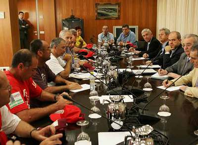 La reunión entre los trabajadores de Delphi y representantes de la Junta de Andalucía ayer.
