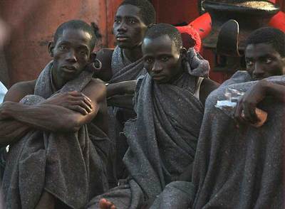 Inmigrantes en el puerto de los Cristianos, en Tenerife.