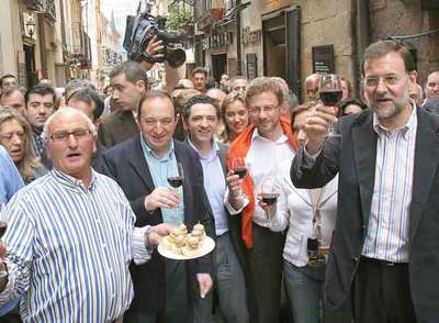 El líder del PP, Mariano Rajoy, con el presidente de La Rioja, Pedro Sanz (primero a la izquierda), ayer en Logroño.