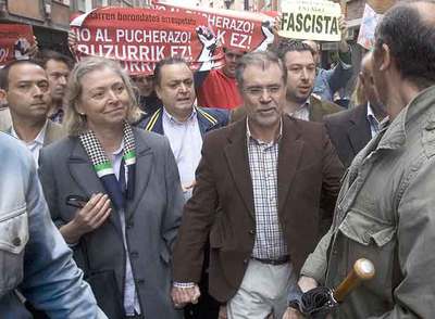 Simpatizantes de la izquierda  abertzale  increpan al ministro de Justicia ayer en Sestao.