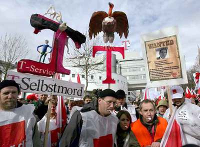 Manifestación de empleados de Deutsche Telekom ante la sede de la compañía en Bonn, Alemania.