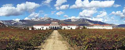 Las bodegas Campillo, inauguradas en 1990 por el Grupo Faustino en Laguardia (Álava), al pie de la sierra de Cantabria.
