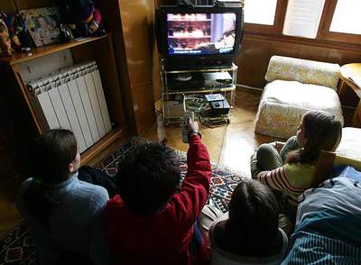 La televisión y los videojuegos se han convertido en los 'cuidadores' de muchos niños españoles.