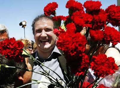 Jordi Hereu, rodeado de personas en el mitin del barrio del Carmel.
