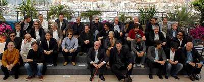 La mayoría de los cineastas que firman  Chancun son Cinéma,  ayer durante la presentación de la película en Cannes. De izquierda a derecha, en la primera fila: Tsai Ming Liang, Gus Van Sant, Manoel de Oliveira; Amos Gitai, Atom Egoyan, Walter Salles y Alejandro González Iñárritu. En la segunda fila: Elia Suleiman, Theo Angelopoulos, Takeshi Kitano, Michael Cimino, Jane Campion, Hou Hsiao-Hsien y Raymond Depardon. En la tercera fila: Bille August, Wim Wenders, Ken Loach, Ethan y Joel Coen, Nanni Moretti y Claude Lelouch. En la cuarta fila: Andrei Konchalovsky, Aki Kaurismaki, Chen Kaige, Abbas Kiarostami, David Cronenberg, Jean-Pierre Dardenne, Luc Dardenne, Wong Kar-Wai, Olivier Assayas y Raoul Ruiz . 