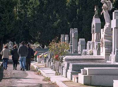 Celebración del Día de Todos los Santos en el cementerio de la Almudena, en Madrid.