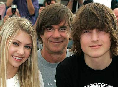 Gus van Sant, entre Taylor Momsen, a la izquierda, y Gabes Nevins, intérpretes de  Paranoid Park .