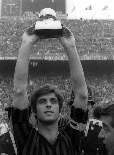 Gianni Rivera levanta el Balón de Oro que ganó en 1969.