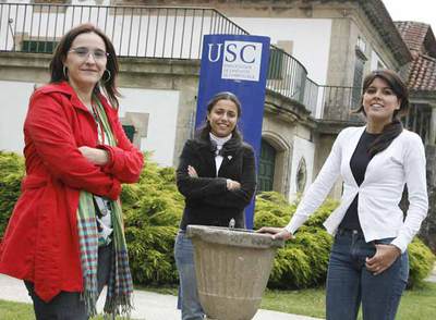 Dolores Amoroso, Iria Aboi y María Seoane, delante del auditorio de la Universidad de Santiago.
