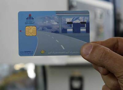 Un iraní muestra en Teherán una tarjeta de racionamiento de gasolina.