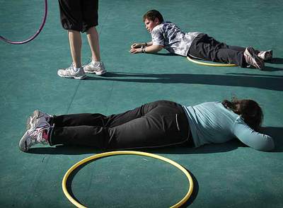 Varios niños con problemas de sobrepeso hacen ejercicios físicos en el Hospital General de Valencia.