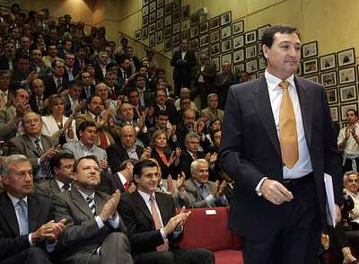 Portillo se dirige a la tribuna para intervenir en un acto celebrado ayer en Sevilla.