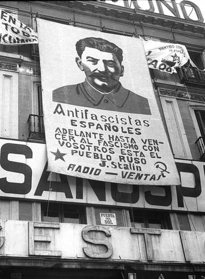 Retrato de Stalin en la Puerta del Sol de Madrid en noviembre de 1936.