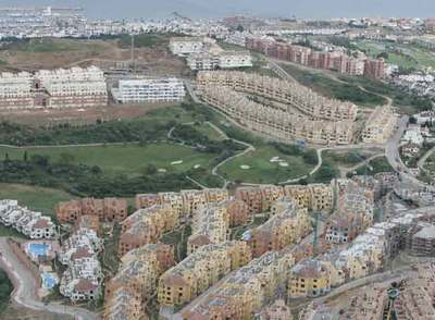 Nuevas urbanizaciones junto a un campo de golf en el municipio de Manilva.