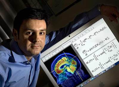 Jordi García Ojalvo muestra un ejemplo de su trabajo en el campus de Terrassa de la UPC.